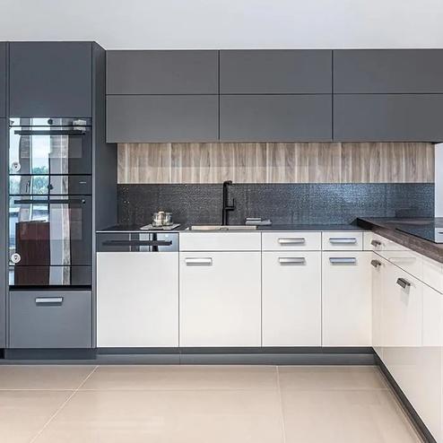 Moderne Küche mit kontrastierenden Farben und Materialien Küche mit dunklen Oberschränken, weissen Unterschränken, Holzoptik-Rückwand und schwarzer Arbeitsplatte in elegantem Design.