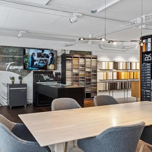 Küchenstudio mit Musterpräsentation und Beratungstisch Küchenstudio mit grosser Auswahl an Musterkollektionen, Präsentationsbereich und hellem Beratungstisch mit bequemen Stühlen.