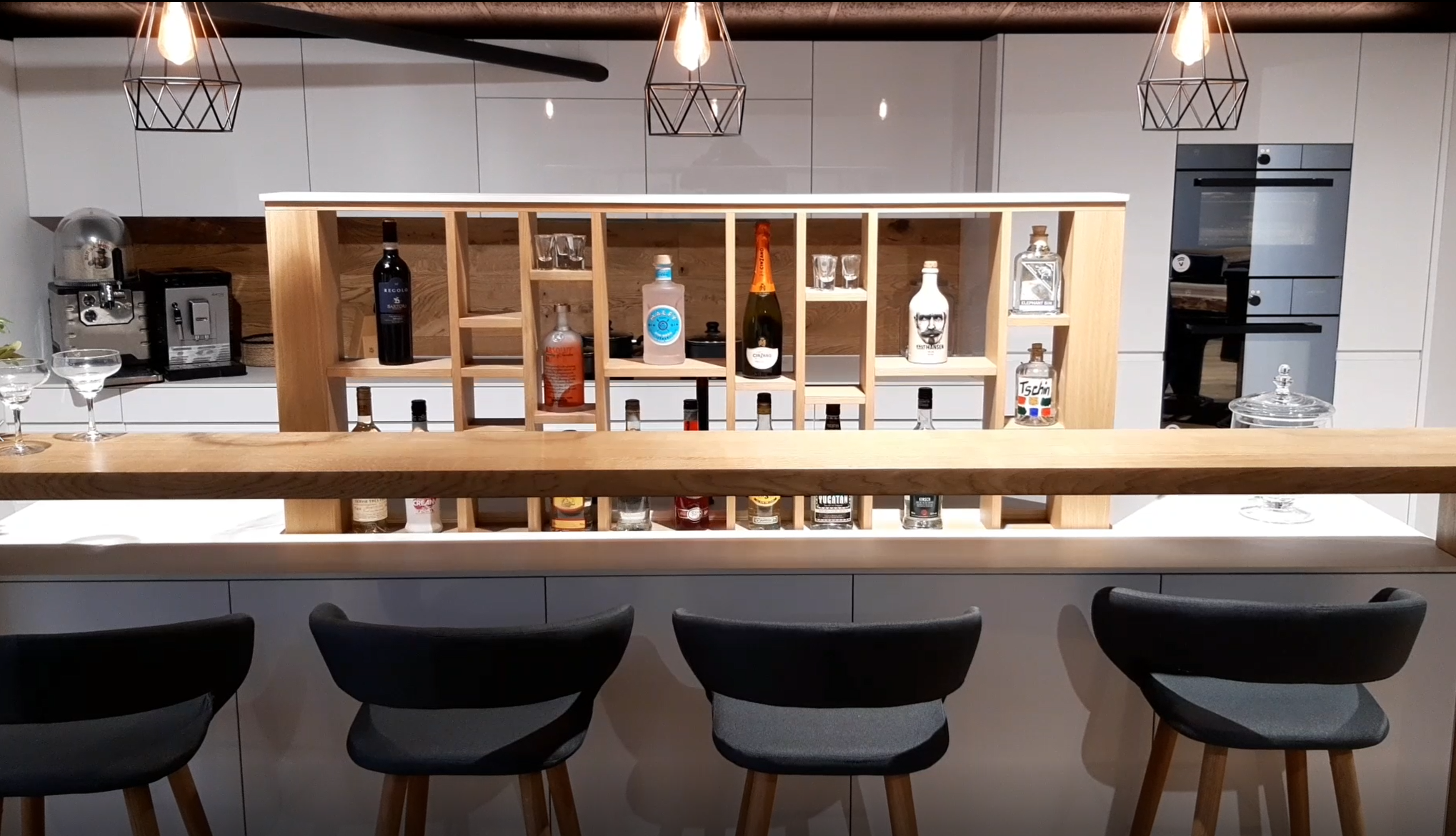 Einbauküche auf Mass mit Holztheke und offenem Regal