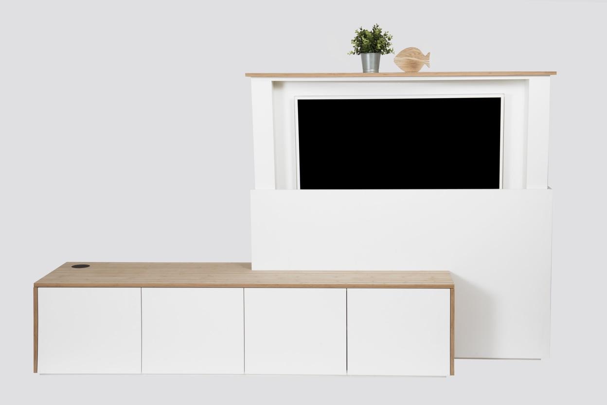 Wei&szlig;es Sideboard mit Holzoberfl&auml;che und ausfahrbarem Fernseher, dekoriert mit Pflanze und Holzfisch.