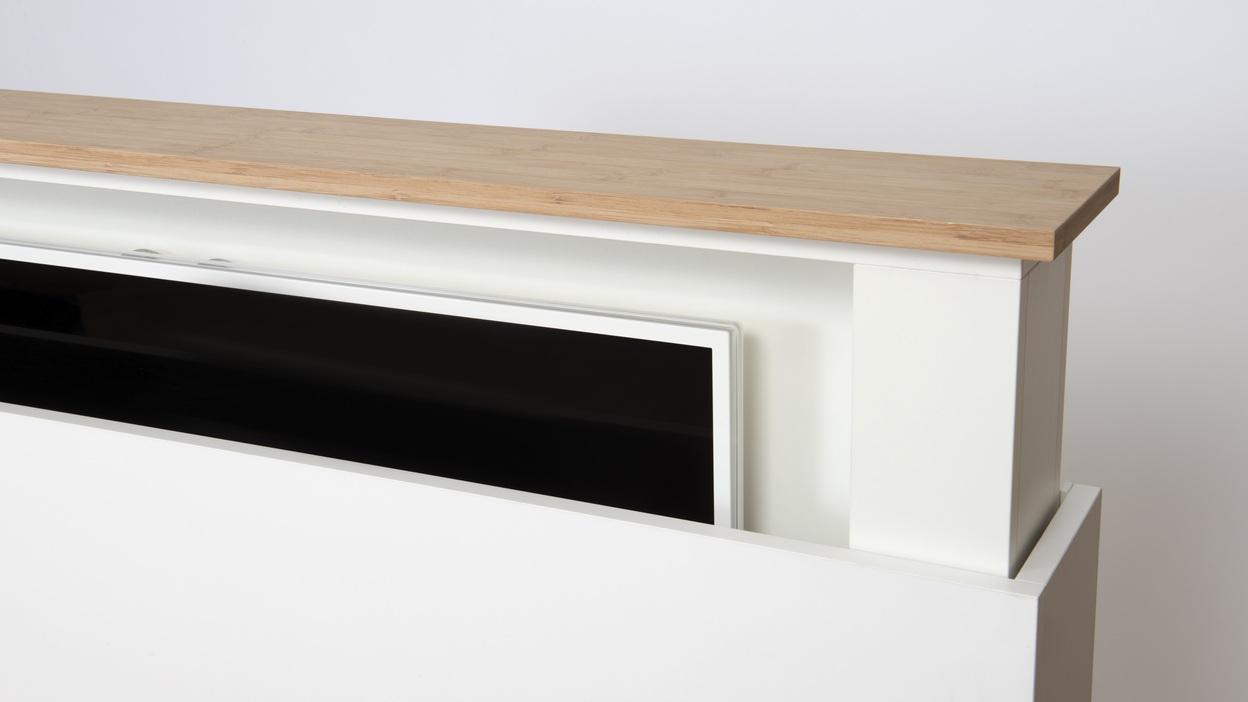 TV-Lift Detailansicht Nahaufnahme eines weißen TV-Lift Möbels mit Holzabdeckung und teilweise ausgefahrenem Fernseher.