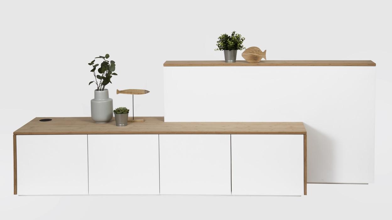 Weißes Sideboard mit Holzoberfläche, dekoriert mit Pflanzen und Holzfigur in Fischform