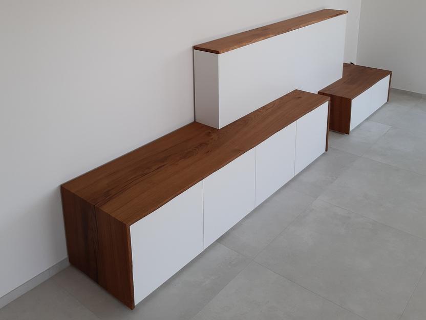 Motorisierte Fernsehm&ouml;bel mit geschlossenem Bildschirm und Stauraum in Holz- und Weissoptik.