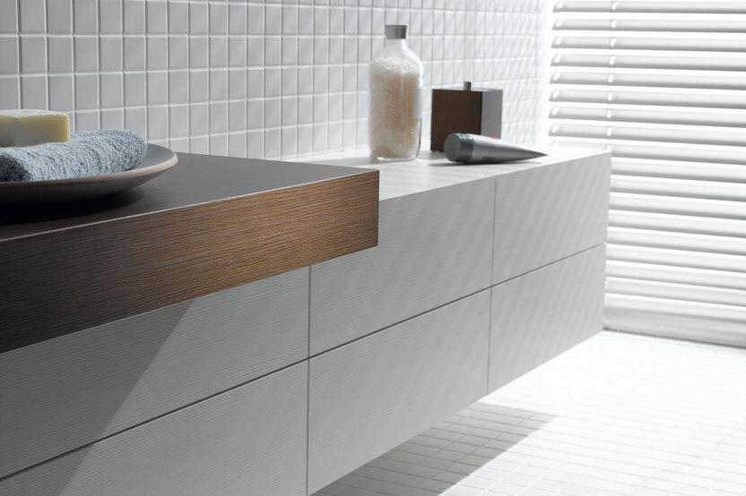 Detailaufnahme eines weissen Waschtischunterschrankes mit dunkler Waschtischplatte