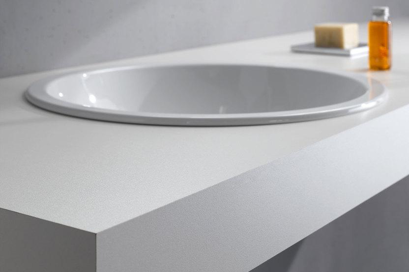 Weisser Waschtischaufsatz mit eingelassenem runden Waschbecken