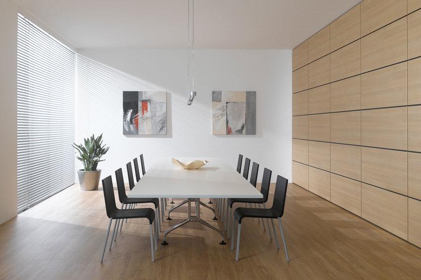 Impression eines Konferenzraumes im Hotel mit Einbauschrank aus Massivholz und weissem Konferenztisch