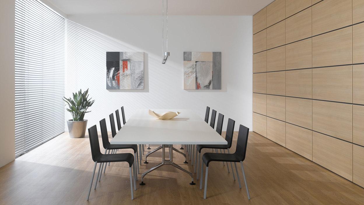 Impression eines Konferenzraumes im Hotel mit Einbauschrank aus Massivholz und weissem Konferenztisch