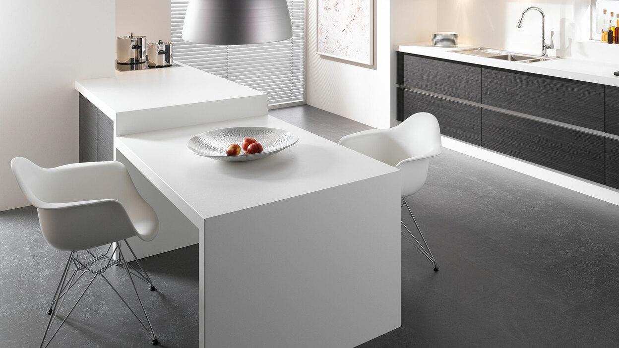 Impression einer Küchengestaltung mit Essplatz für Zwei Impression einer einzeiligen Küchengestaltung in schwarz-weiss mit Esstisch für Zwei