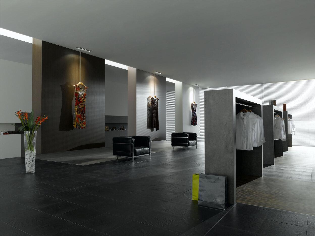 Impressionen eines hochwertigen Bekleidungsladens mit Weitläufigkeit und Einrichtung in Betonoptik