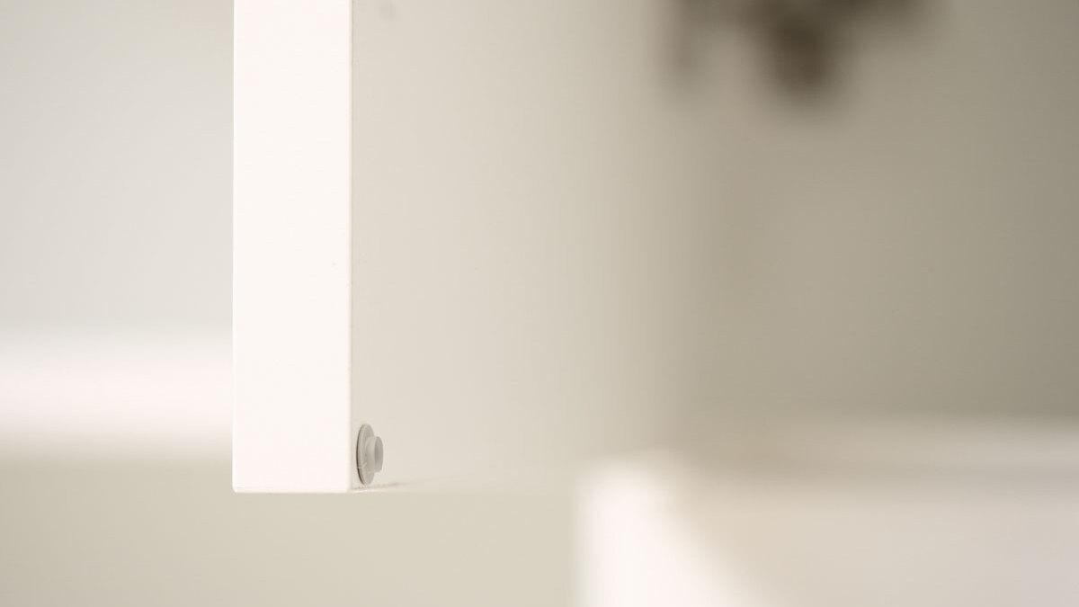 Detailaufnahme Fischauge an weisser Schranktür zur Materialerhaltung