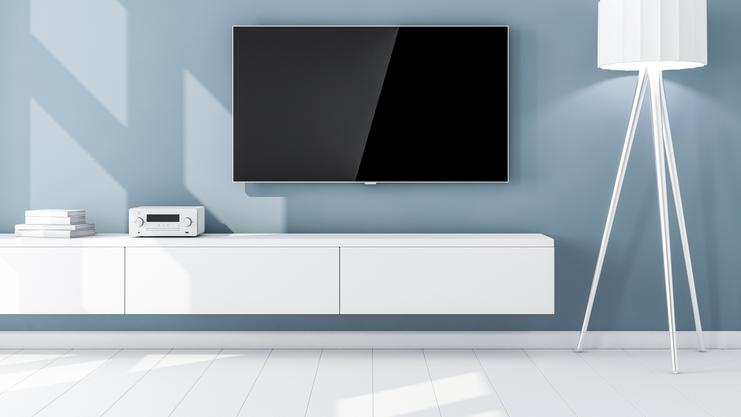 Weisses Hängeboard an blauer Wand