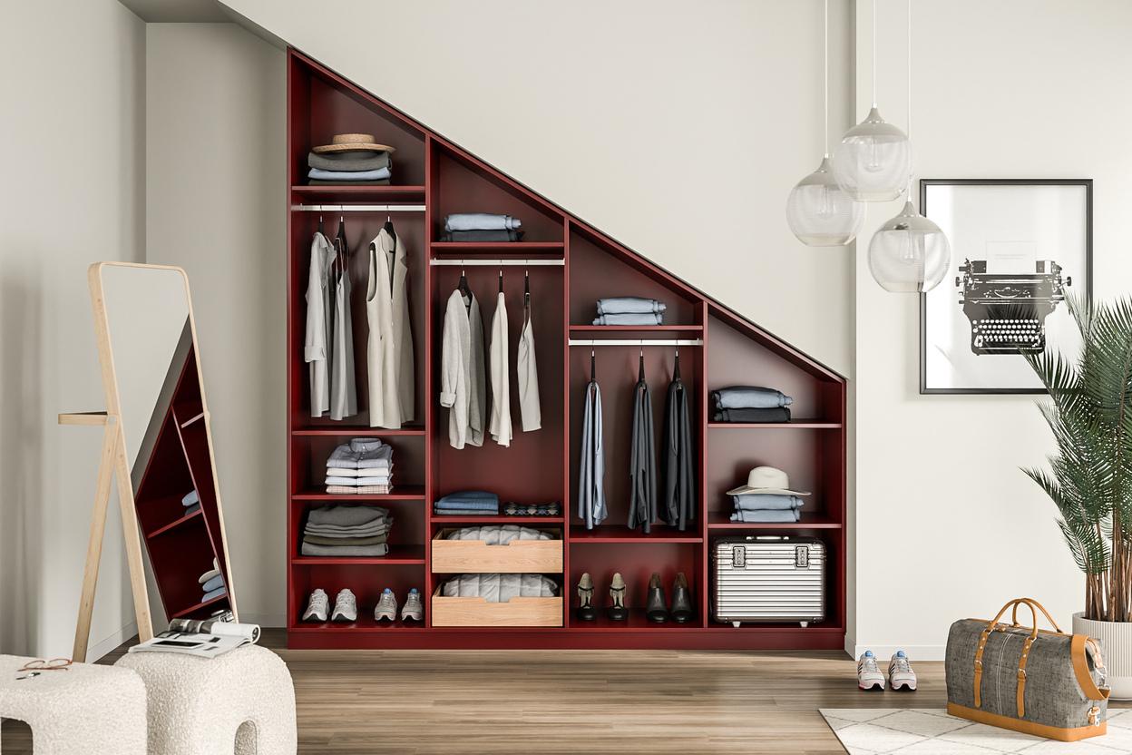 Massgeschneiderter roter Kleiderschrank in einer modernen Dachgeschosswohnung Massangefertigter Kleiderschrank in kräftigem Rot passt sich perfekt der Dachschräge an und präsentiert eine stilvolle Aufbewahrung.