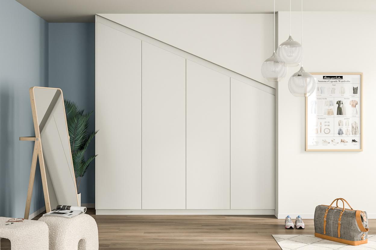 Schlichter weisser Kleiderschrank nach Mass in einem Zimmer mit Dachschräge Massgeschneiderter, weisser Kleiderschrank, der sich nahtlos in die Schräge des Raumes einfügt, mit klaren Linien und puristischem Design.