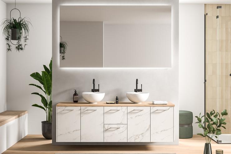 Helles, massangefertigtes Badezimmer mit marmorierter Unterschrankfront, Doppelwaschbecken und grünen Pflanzen für eine natürliche Atmosphäre.