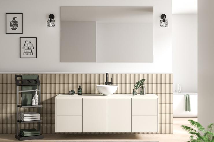 Massgeschneiderte Badgestaltung mit cremefarbenen Schrankfronten, stilvollen Wandfliesen und modernen, schwarzen Armaturen.