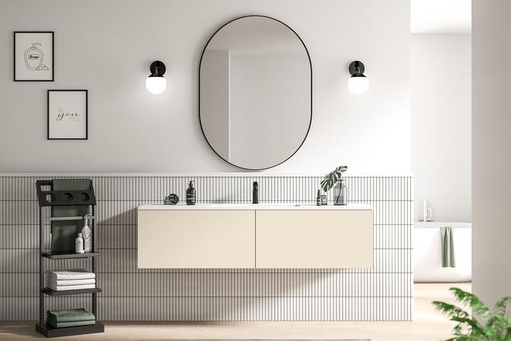 Massgefertigtes Bad mit minimalistischem Waschtisch, ovaler Spiegelfront und dekorativen Wandlampen, ergänzt durch dezente Wandkunst.