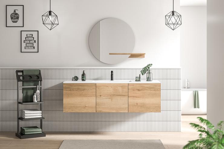 Skandinavisch inspiriertes Bad nach Mass mit natürlichen Holzschubladen, geometrischen Leuchten und stilvollen Metrofliesen.