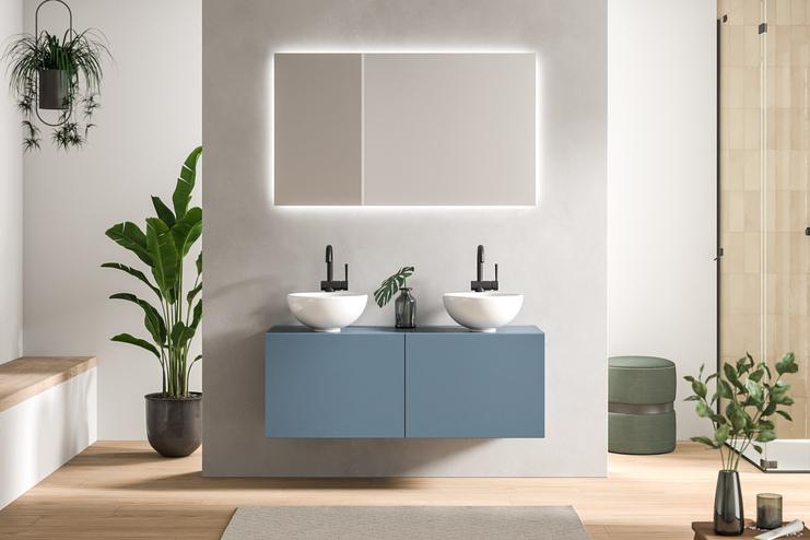 Modernes Bad nach Mass mit einem schwebenden Doppelwaschbecken in Blau, dazu passende minimalistische Spiegel und sanfte Beleuchtung.