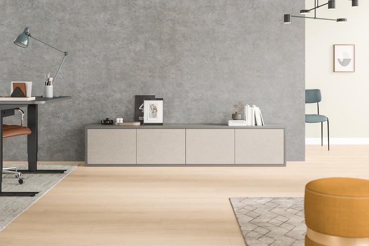 Stilvolles Sideboard nach Mass in Beige mit strukturierter Oberfläche, passend zur Betonwand im Hintergrund eines eleganten Büros.