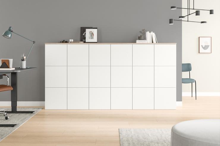 Zeitgenössische Kommode nach Mass mit klarem Design in einem modernen Arbeitszimmer Massgefertigte, weisse Kommode mit sauberer Linienführung und minimalistischem Stil, stehend auf einem hellen Holzboden.