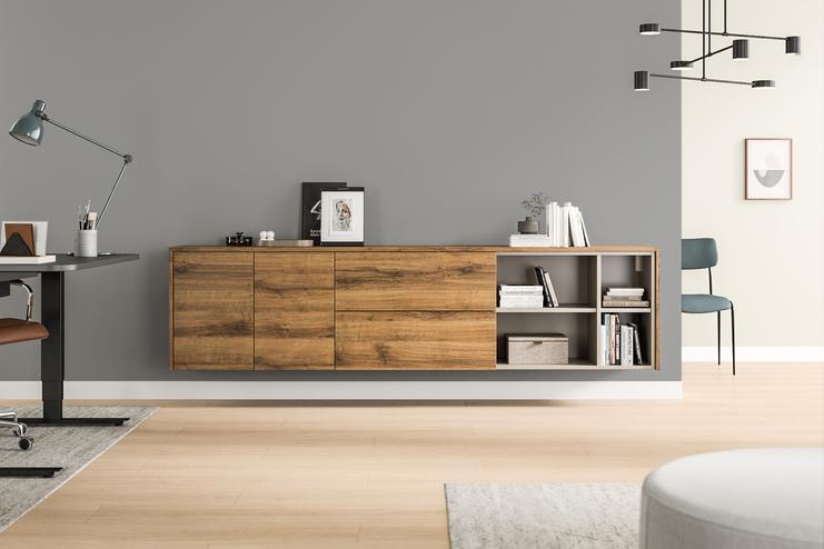 Elegantes Hängeboard nach Mass mit natürlicher Holzmaserung, kombiniert mit offenen Regalfächern in einem stilvollen Büro.