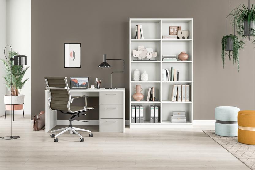 Modernes Arbeitszimmer mit massgefertigtem Regal Helles Zimmer mit massgefertigtem, weissem Regal voller Bücher und Deko, Schreibtisch mit Computer, Pflanzen und Stühlen.