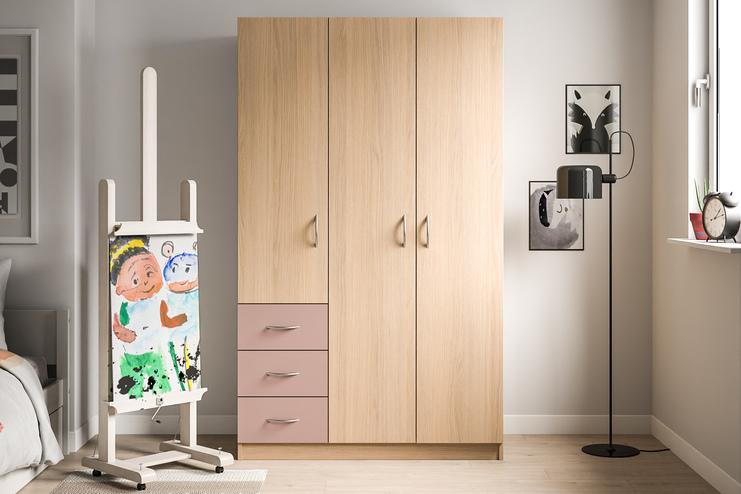 Grosser Schrank nach Mass im kunterbunten Kinderzimmer. Ein hoher, helles Holz und rosa Schubladen kombinierender Schrank nach Mass, passend zu den lebhaften Farben und der spielerischen Einrichtung des Kinderzimmers.