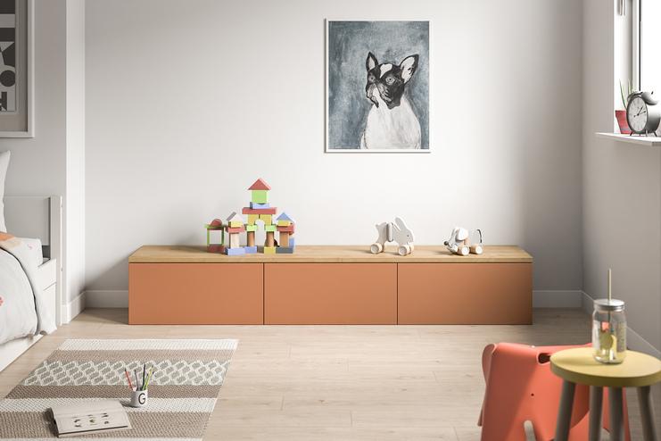 Eine moderne, terrakottafarbene Kommode nach Mass bietet mit ihrer glatten Oberfläche und geräumigen Schubladen einen kindgerechten Stauraum im Zimmer.