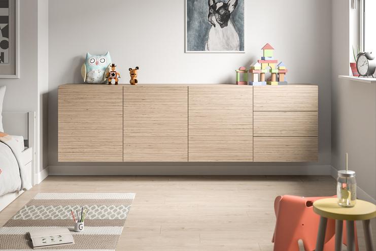 Ein elegantes, niedriges Hängeboard nach Mass in heller Holzoptik bietet praktischen Stauraum und eine Ablagefläche für Spielzeuge und Deko im Kinderzimmer.