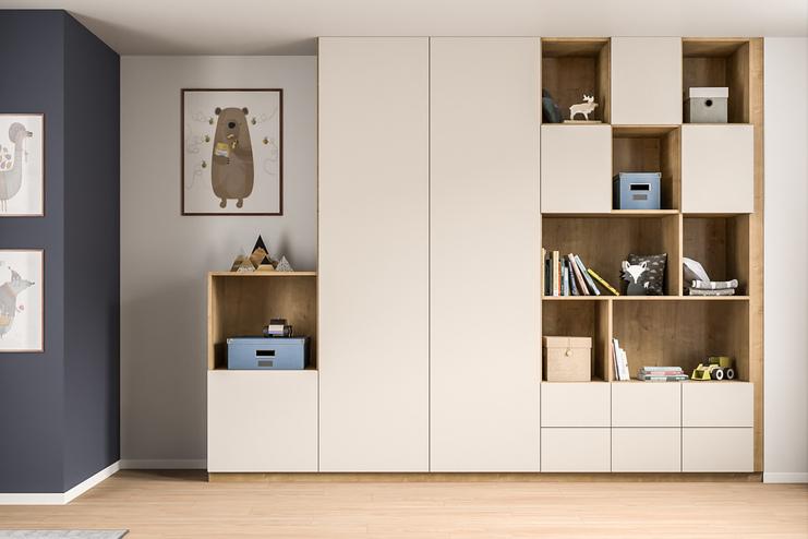 Eine Kombination aus geschlossenen Schränken und offenen Regalen nach Mass, gefüllt mit Büchern und Spielzeug, in einem gemütlichen Kinderzimmer.