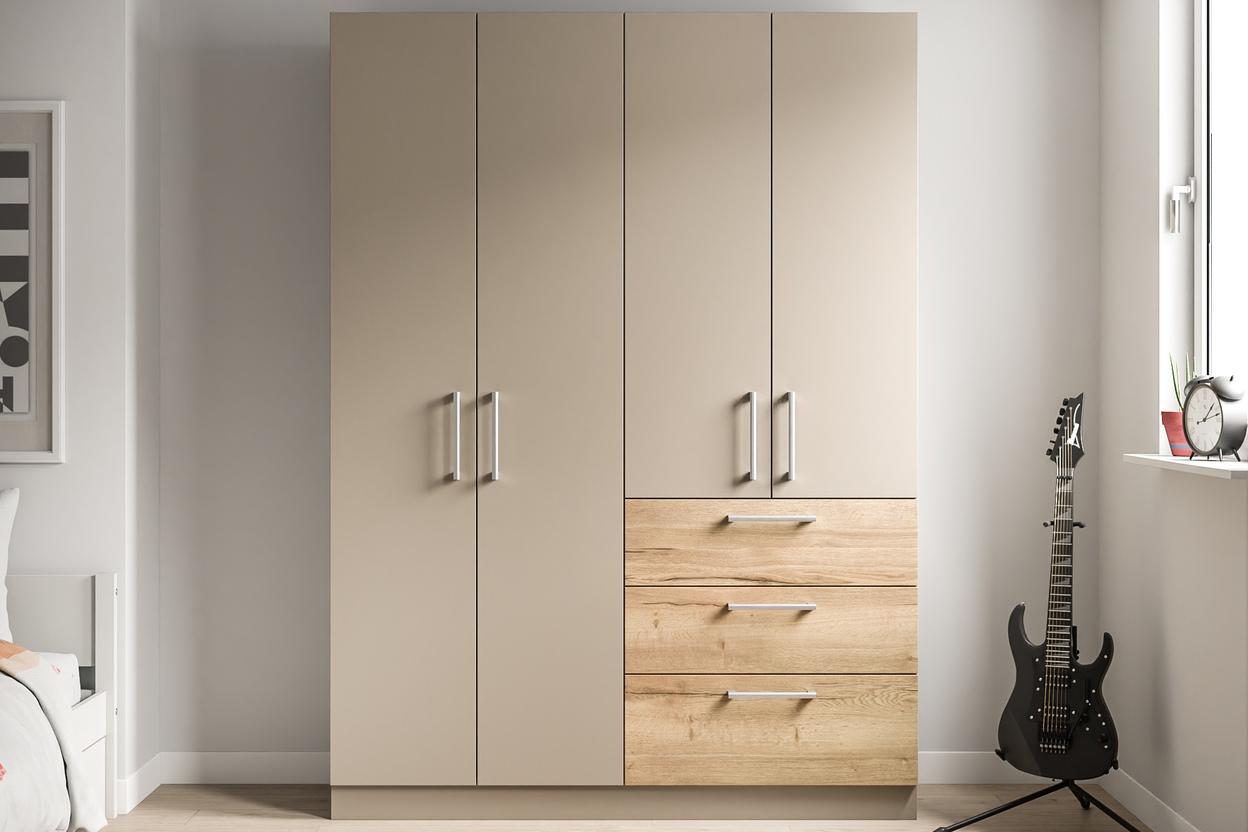 Stilvoller Schrank nach Mass im modernen Kinderzimmer. Ein hoher, zweifarbig gestalteter Schrank nach Mass mit glatten Türen und Holzschubladen bietet eine elegante Aufbewahrungslösung im Kinderzimmer.
