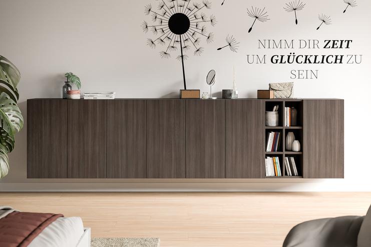 Dunkelbraunes Sideboard nach Mass mit offenen Regalen, dekorativem Spiegel und Wandkunst.