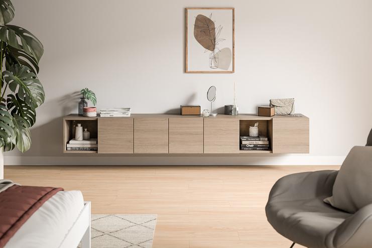 Elegantes, massangefertigtes Sideboard in heller Holzoptik mit offenen Fächern und Schubladen, dekoriert mit Pflanzen und Büchern.