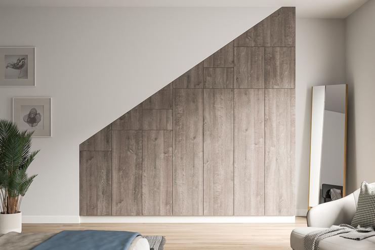 Rustikaler, massgefertigter Schrank in Holzoptik passt sich perfekt der Dachschräge an, optimale Raumnutzung.