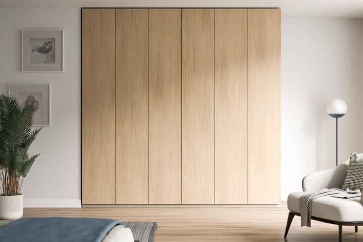 Moderner, heller Schrank nach Mass in einem zeitgenössischen Schlafzimmer Grosser, massangefertigter Schrank mit natürlicher Holzmaserung in einem eleganten Schlafzimmer, minimalistisch im Design.