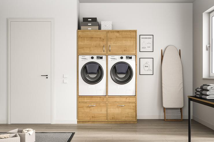 Ein funktionaler Schrank nach Mass aus hellem Holz, angepasst an Waschmaschinen, mit praktischen Schubladen und Fächern darüber.