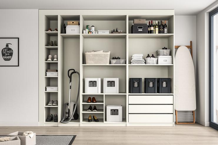 Ein massgefertigter, offener Schrank in Cremeweiss bietet vielseitigen Stauraum mit Regalen, Schubladen und speziellen Fächern für Haushaltsgegenstände.