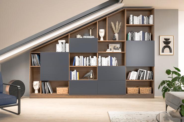Eckiger Schrank nach Mass, integriert unter einer Dachschräge mit offenen Regalen und geschlossenen Fächern, perfekt für Bücher und Deko.