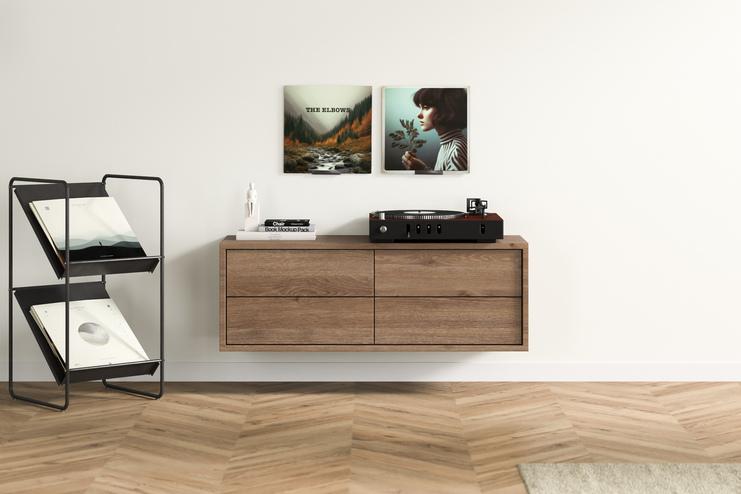 Massgefertigtes Hängeboard aus dunklem Holz, schwebend montiert, mit Dekoration und Plattenspieler obenauf, gegen eine schlichte Wand im modernen Wohnbereich.