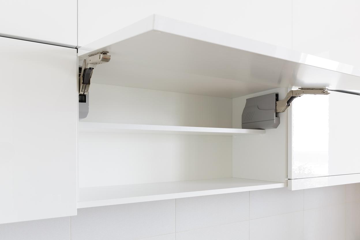 Hängeschrank mit Regalfach - seitliche Ansicht Hängeschrank mit Regalfach - seitliche Ansicht